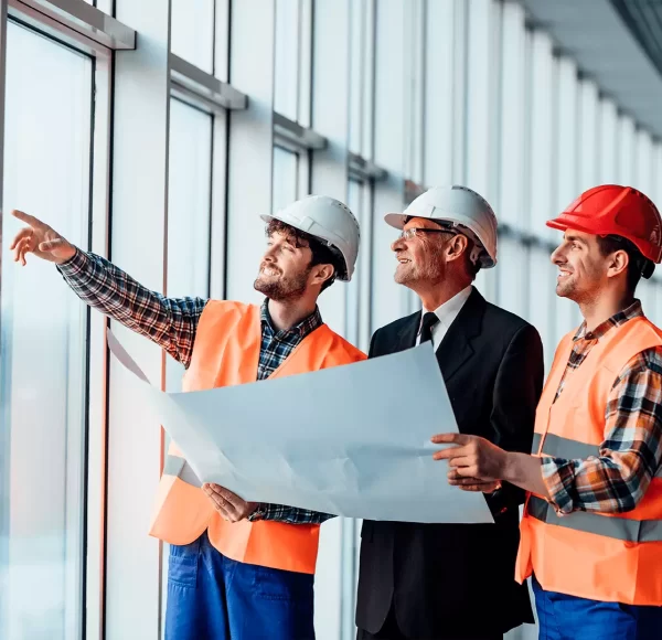 homem-arquiteto-mostrando-algo-sobre-o-projeto-para-seu-colega-capataz